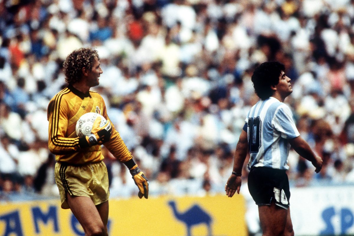 Der argentinische Mittelfeldstar und Torjäger Diego Maradona (r) kommt zu spät und wendet sich ab. Der belgische Torhüter Jean-Marie Pfaff hat den Ball im Arm. Die Fußballnationalmannschaft Argentiniens gewinnt am 25.06.1986 vor 110.500 Zuschauern im Aztekenstadion von Mexiko-Stadt das Halbfinalspiel der Fußball-WM gegen Belgien mit 2:0. +++(c) dpa - Report+++ [dpabilderarchiv]