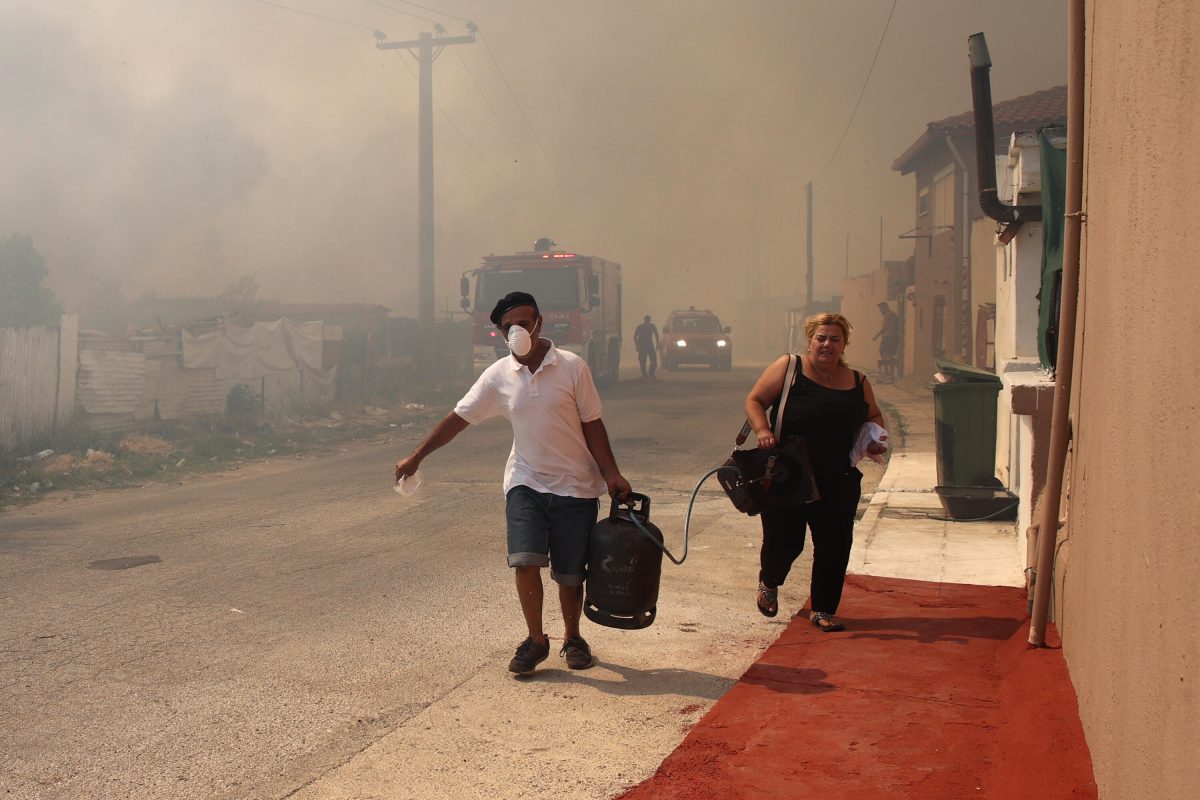 “Fire out of control”: 8,000 tourists evacuated on Crete