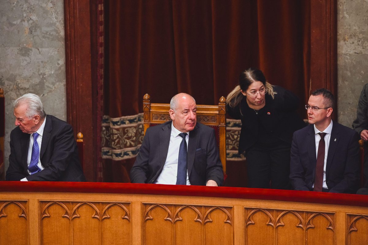 Le président hongrois signe finalement son départ