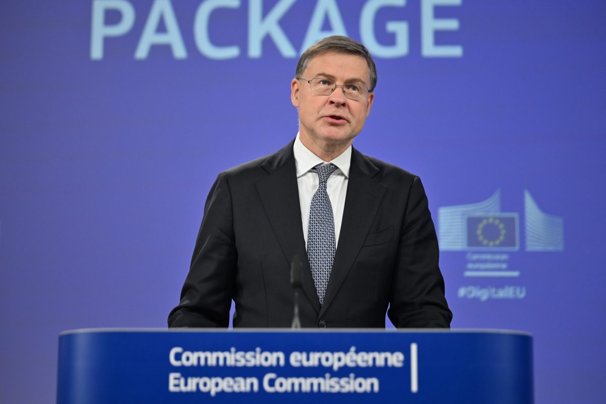 'Contraproductief': EU en VS clashen over mogelijke versoepeling Russische sancties nu prijzen exploderen