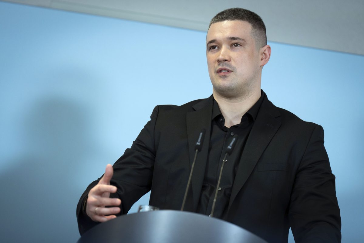 Zelensky fires extremely popular defense minister