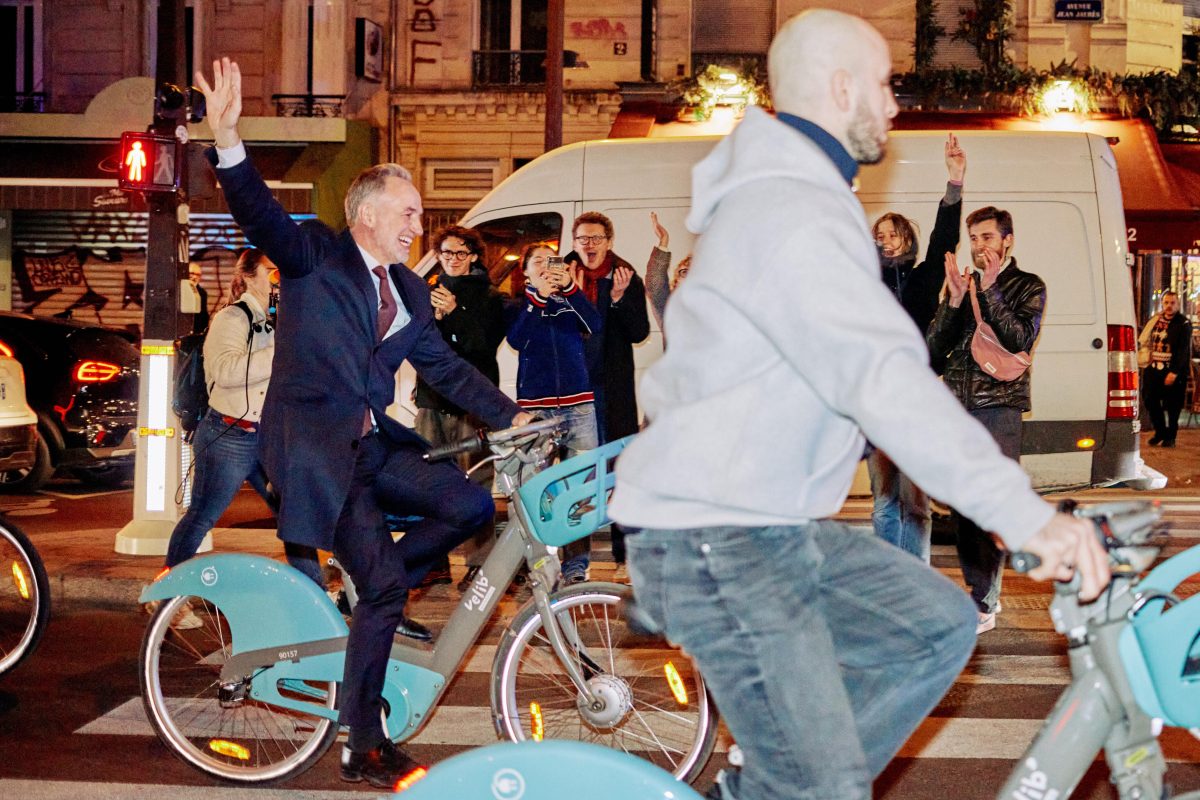 Parijs blijft socialistisch en zet zijn groene revolutie voort: de kersverse burgemeester Emmanuel Grégoire viert zijn overwinning door per fiets naar het stadhuis te rijden
