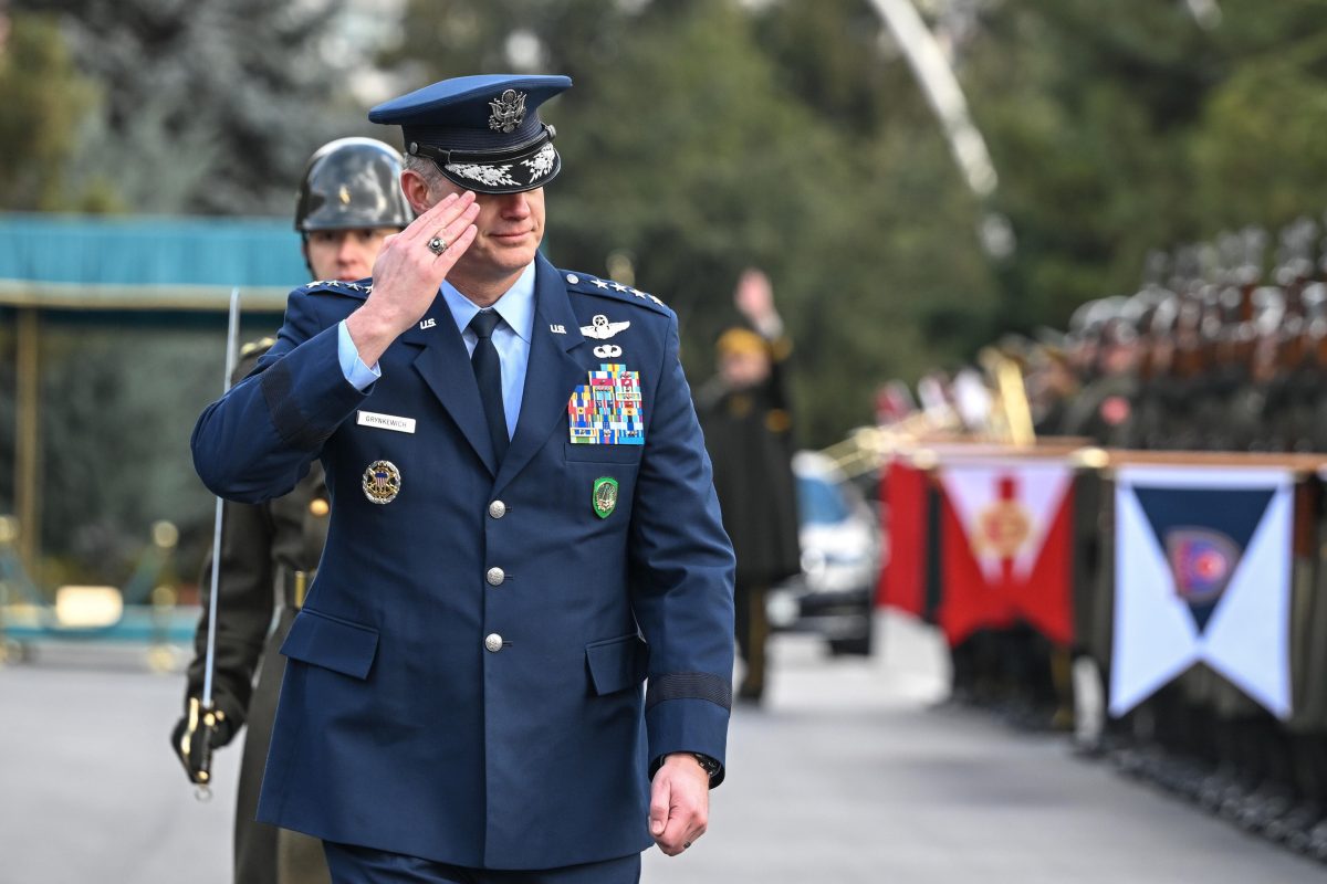 ANKARA, TURKIYE - FEBRUARY 19: Supreme Allied Commander Europe (SACEUR) Gen. Alexus G. Grynkewich salutes the Guard of Honour as Turkish Chief of General Staff Gen. Selcuk Bayraktaroglu (not seen) welcomes him with an official ceremony at the Turkish General Staff headquarters during his official visit in Ankara, Turkiye, on February 19, 2026. Abdullah Guclu / Anadolu