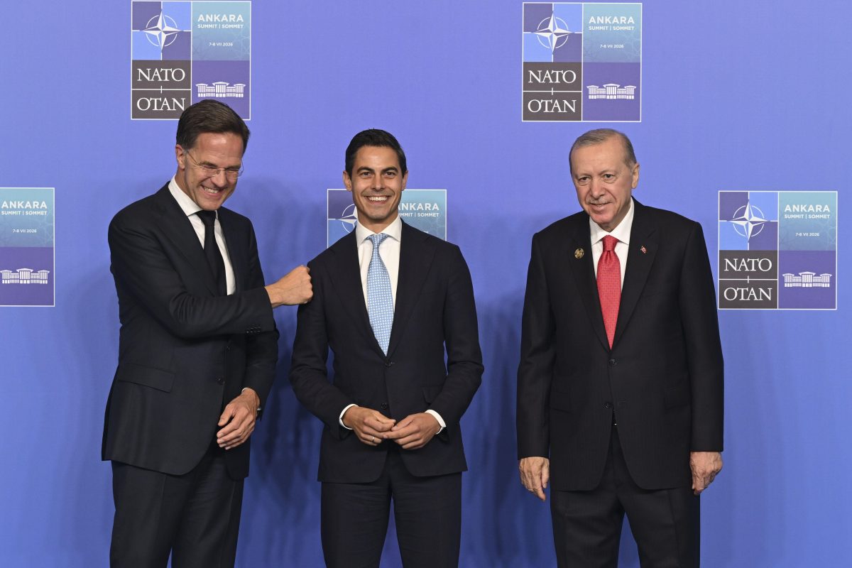 Erdogan surprises Dutch prime minister with a revolver and bullets