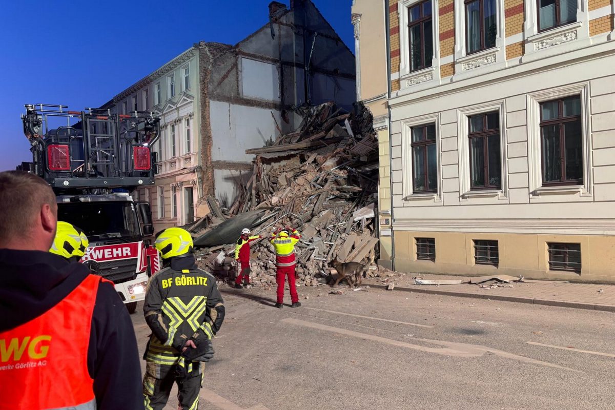 Search for 3 people after building collapses in Germany