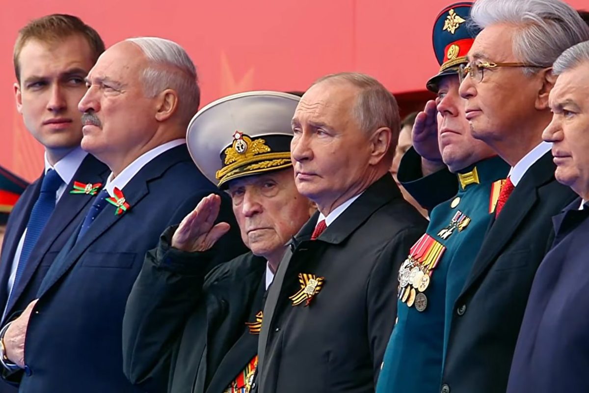 Poetin denkt dat NAVO oorlog tegen Rusland aan het voorbereiden is