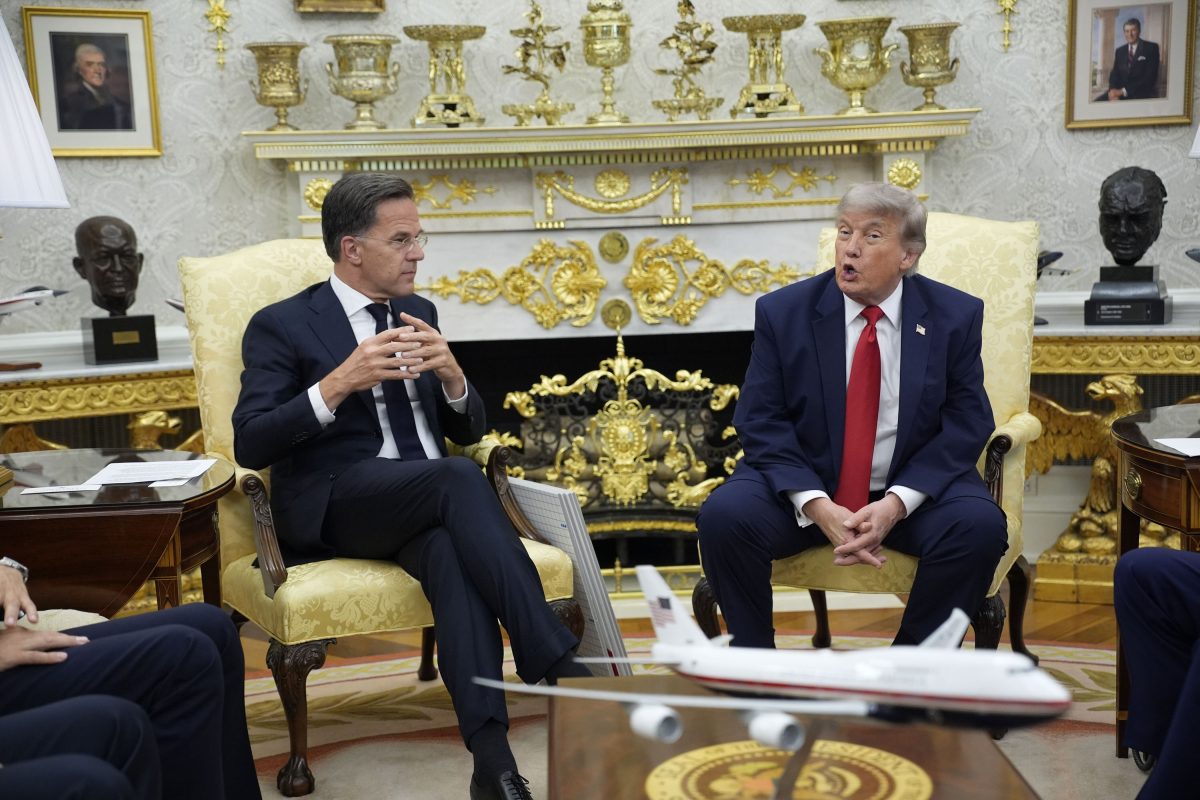 “NAVO heeft ons laten vallen”, Trump tegen Rutte: “Geef ons een kusje”