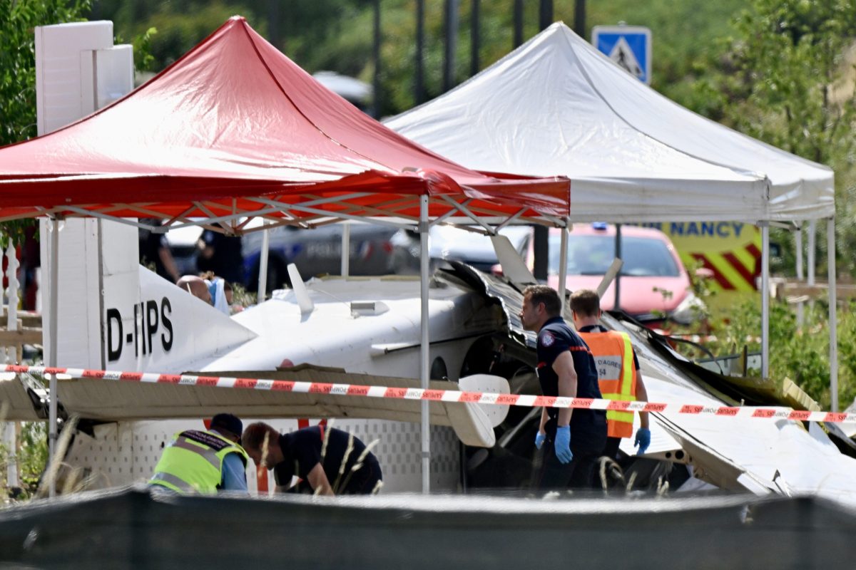 ©PHOTOPQR/L'EST REPUBLICAIN/ALEXANDRE MARCHI ; NANCY ; 28/06/2026 ; Un avion sest écrasé ce dimanche 28 juin dans la rue Allende, à Tomblaine, une commune de la banlieue de Nancy, vers 11 h. Laccès à la rue a été fermé par la police tandis que dimportants moyens ont été déployés par les pompiers rapidement sur les lieux. Lavion sest crashé à proximité dhabitations, sur un terrain en herbe, le long dune route. Lavion aurait transporté un groupe de personnes pour un baptême de parachutisme. Le bilan des victimes pourrait être important A plane crashed around 11 a.m. this Sunday, June 28, on Rue Allende in Tomblaine, a suburb of Nancy. Police closed off the street, while firefighters rapidly deployed significant resources to the scene. The aircraft crashed onto a grassy area alongside a road, near residential homes. It was reportedly carrying a group of people for a first-time skydiving experience. The casualty toll could be high.