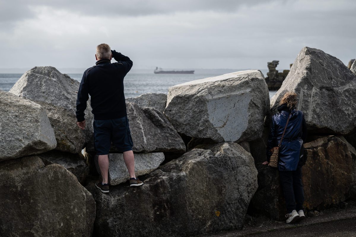 ©PHOTOPQR/OUEST FRANCE/Guillaume Saligot / Ouest-France ; ; 02/06/2026 ; Des curieux regardent le petrolier TAGOR , présenté comme un navire de la flotte fantôme Russe , et arraisonné par la Marine Nationale Française au large de l Atlantique , dans la baie de Douarnenez ( Finistere / Finistère ), le 02 juin 2026 . Photo : Guillaume Saligot / Ouest-France France, june 2nd 2026 The Russian oil tanker TAGOR, presented as a ship of the Russian ghost fleet, and seized by the French Navy off the Atlantic coast, arrives in the Bay of Douarnenez (Finistere / Finistère), on June 2, 2026.