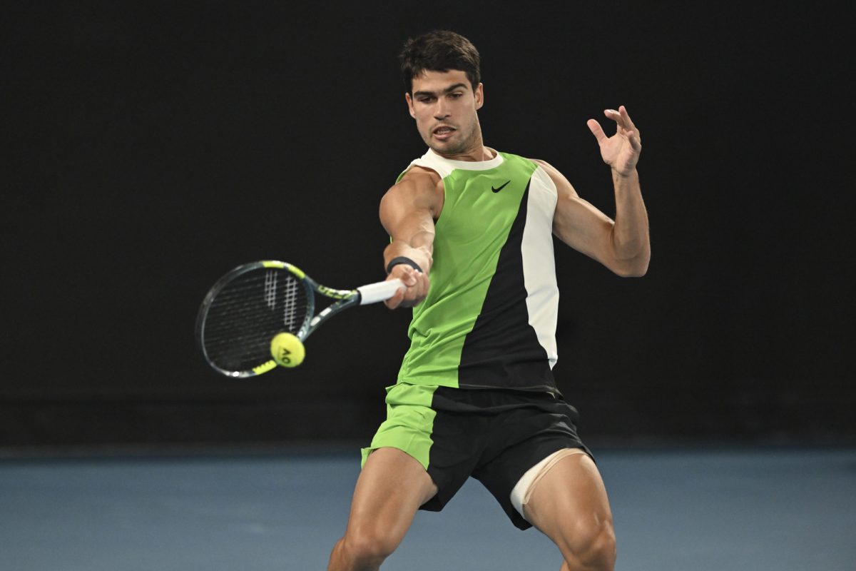 Alcaraz overwint blessure en verslaat Zverev in zinderende vijfsetter in halve finale Australian Open