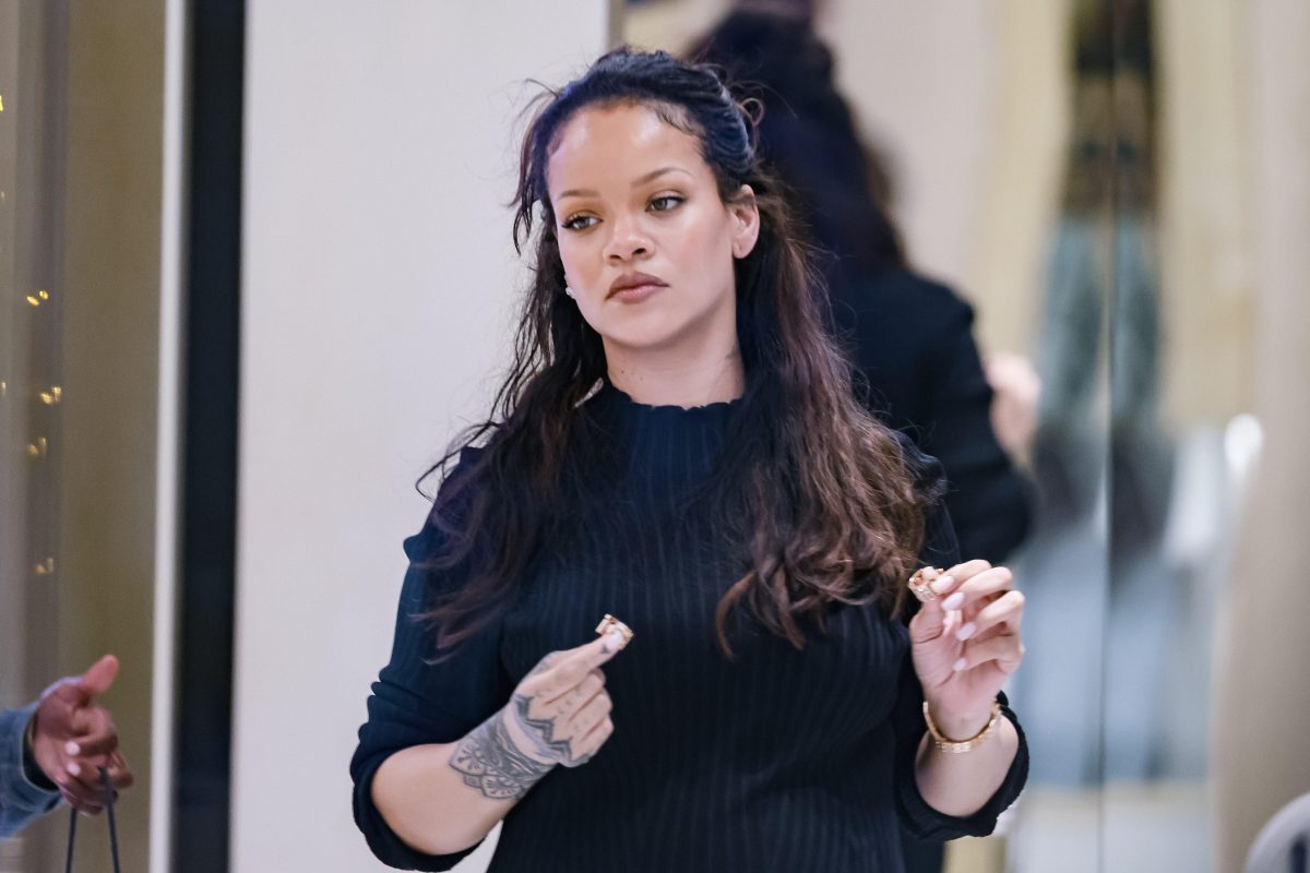 Une histoire de "vol" de caddie: Rihanna crée la surprise en plein supermarché