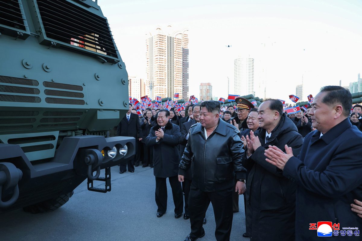 Le dirigeant nord-coréen exhibe des missiles capables de porter l’arme nucléaire