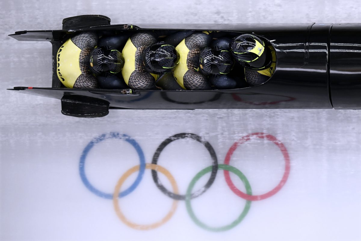 La légendaire équipe jamaïcaine de bobsleigh qualifiée pour les JO de Milan-Cortina (avec un œuf porte-bonheur)
