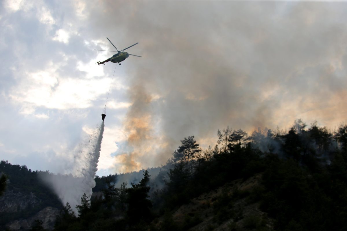 KARABUK, TURKIYE Äì AUGUST 05: A helicopter drop fire to intervene a fire as firefighting teams work to contain a forest fire that broke out in Karabuk, Turkiye, on August 5, 2025. Efforts are underway to extinguish the blaze and prevent it from spreading. Orhan Kuzu / Anadolu