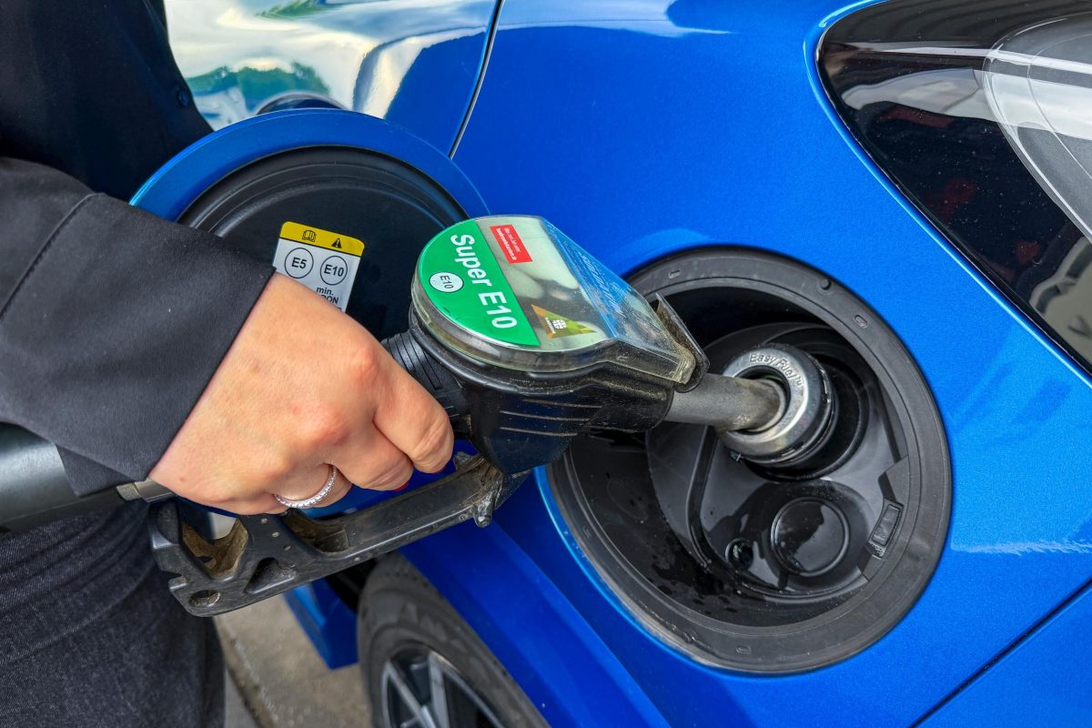 Tankstellenfoto. Eine Frau am Tanken. Symbolbild für Diesel, Super E10, Super und Super Plus zum Thema steigende Benzin- und Dieselpreise im Zusammenhang mit internationalen Energiepreisentwicklungen und geopolitischen Spannungen im Iran und im Nahen Osten.