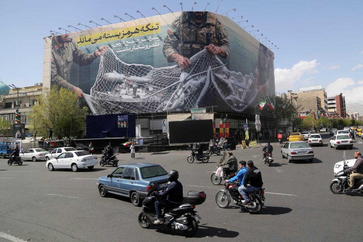 Iran weigert Straat van Hormuz te heropenen, Trump dreigt met aanvallen op infrastructuur