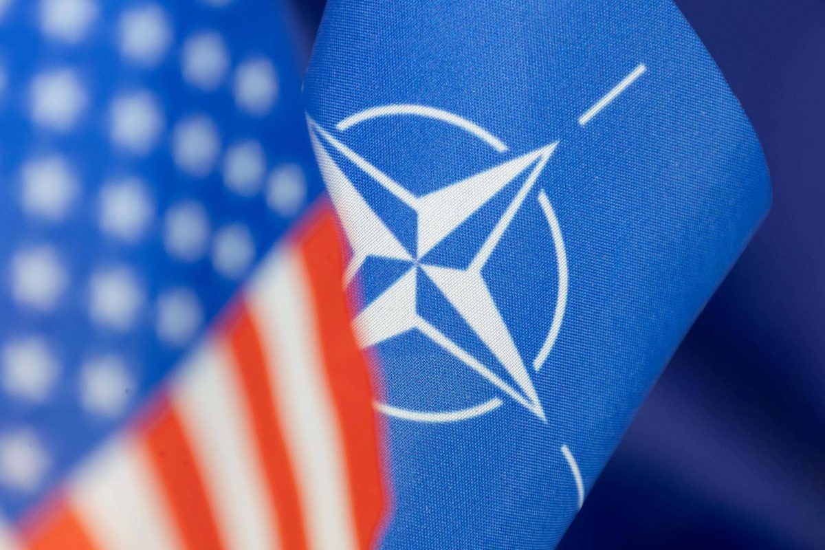 Voormalig Amerikaanse NAVO‑ambassadeur: "NAVO in groot gevaar na oorlog met Iran"