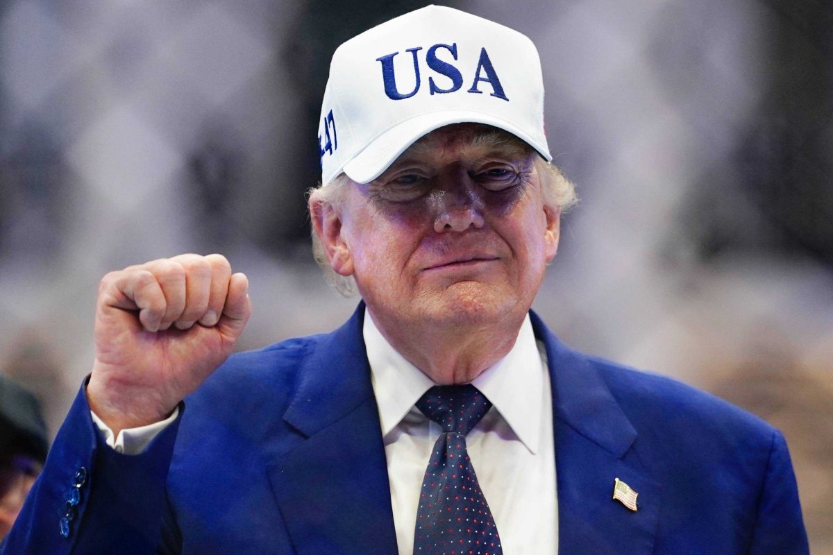 Trump trekt aandacht met zijn pet op verjaardagsfeest
