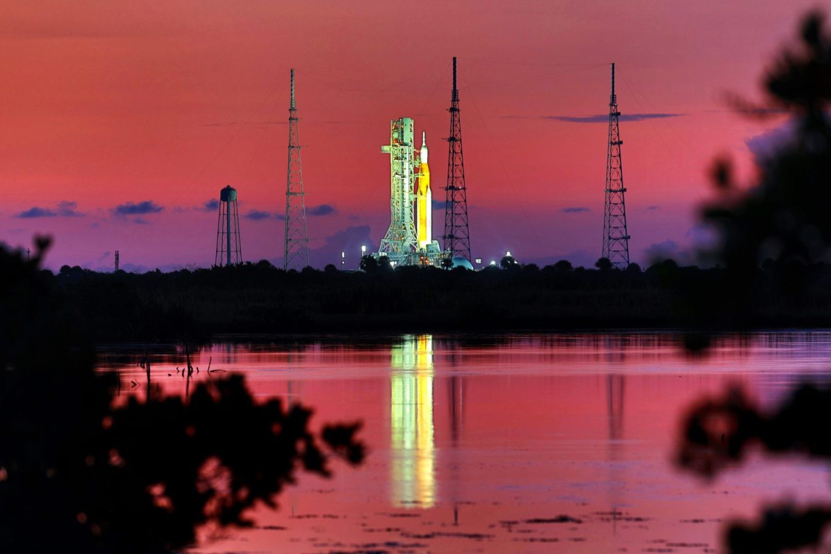 NASA rolt Artemis II-raket uit voor historische maanmissie