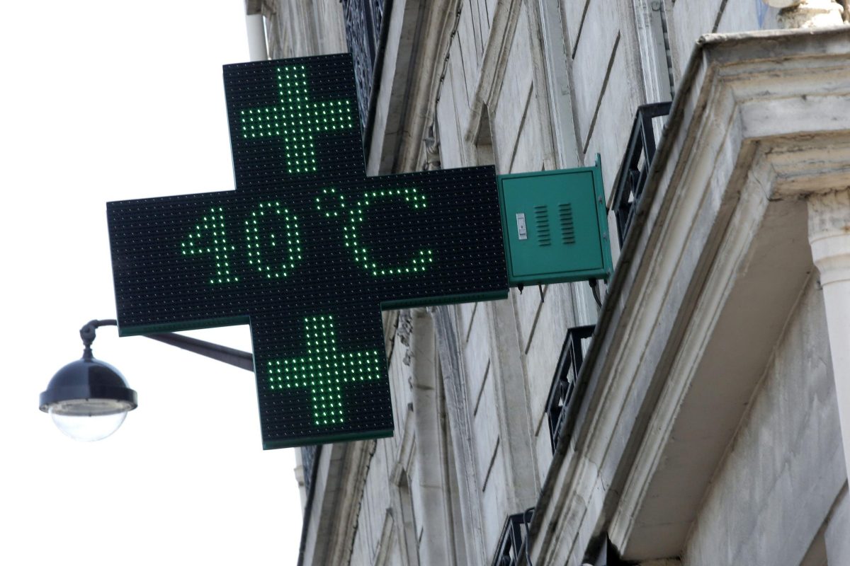 ©Vincent Isore/IP3 ; Paris, France July 1st 2015 - Image of extremely hot weather on July 1st 2015 in Paris. At the beginning of summer in the French capital, temperatures rise until 40¡ degrees - A thermometer in the street indicates 40¡ degrees