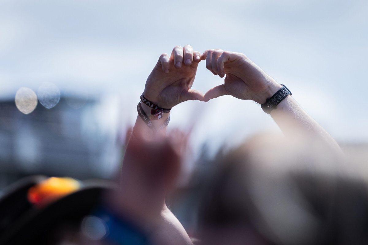 Fans [supporters] bei Hollywood Undead  -- Mit dem Traditionsfestival Rock am Ring am Nürburgring in der Eifel startet in Deutschland die Festival-Saison. Rock am Ring findet in diesem Jahr vom 5. bis 7. Juni statt. Rund 80 Bands und Künstler stehen auf einer der drei großen Bühnen.
