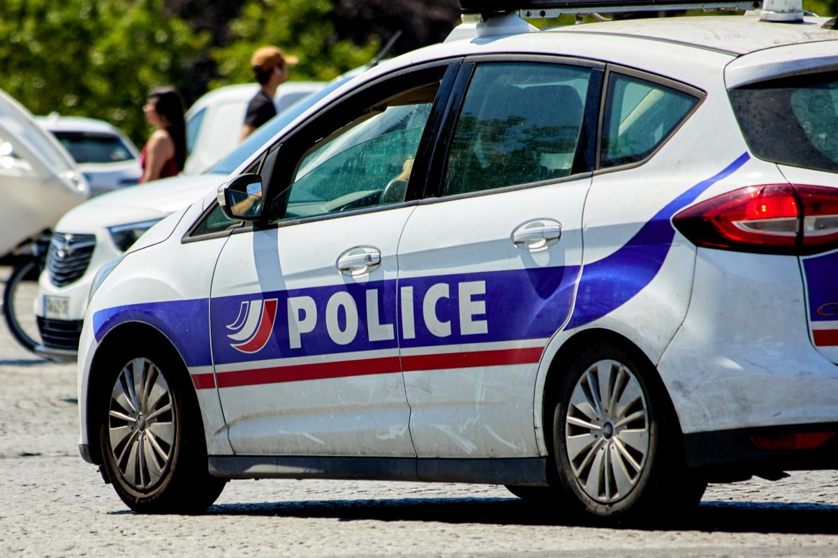 Twee kinderen (2 en 4) dood aangetroffen in snikhete auto van moeder in Frankrijk