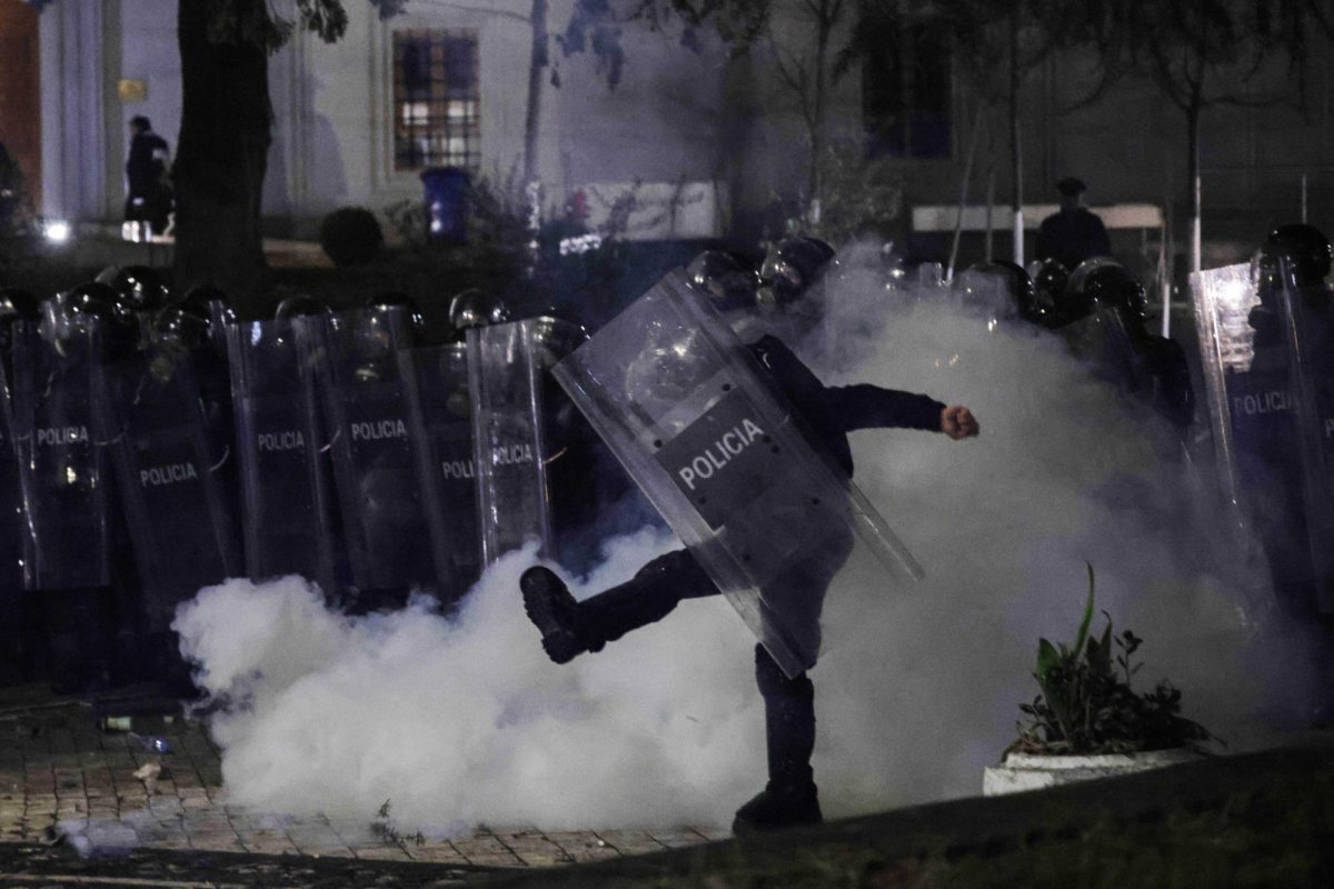 Harde confrontaties bij protesten tegen regering in Tirana, Albanië