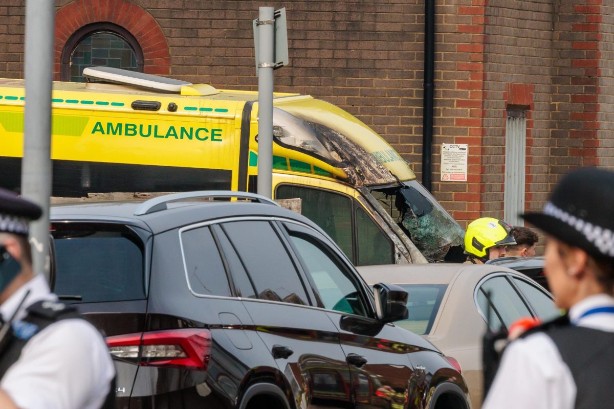 Britse politie arresteert twee mannen na brandstichting bij ambulances van Joodse hulporganisatie