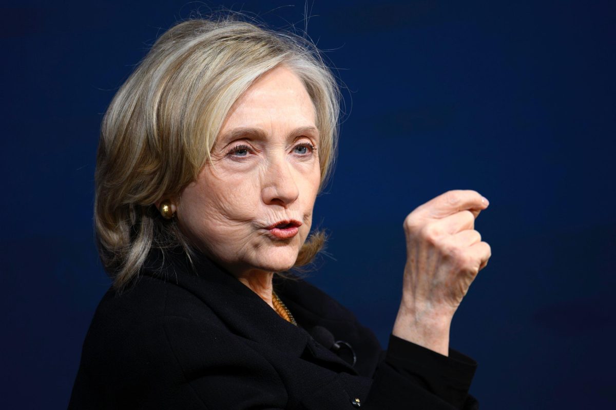 Hillary Clinton zegt geen weet te hebben gehad van misdaden Epstein en roept Trump op te getuigen