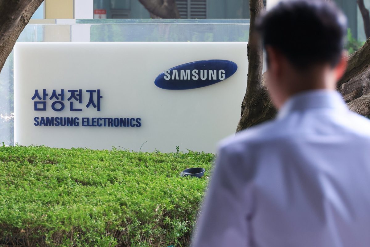 Samsung Electronics wins 22.8 tln-won order for chips A man walks past the sign of Samsung Electronics Co. at its headquarters in Seoul on July 28, 2025, after the South Korean tech giant said it has secured a 22.8 trillion-won (US$16.4 billion) order to supply semiconductors to a major undisclosed customer. (Yonhap)/2025-07-28 12:28:30/