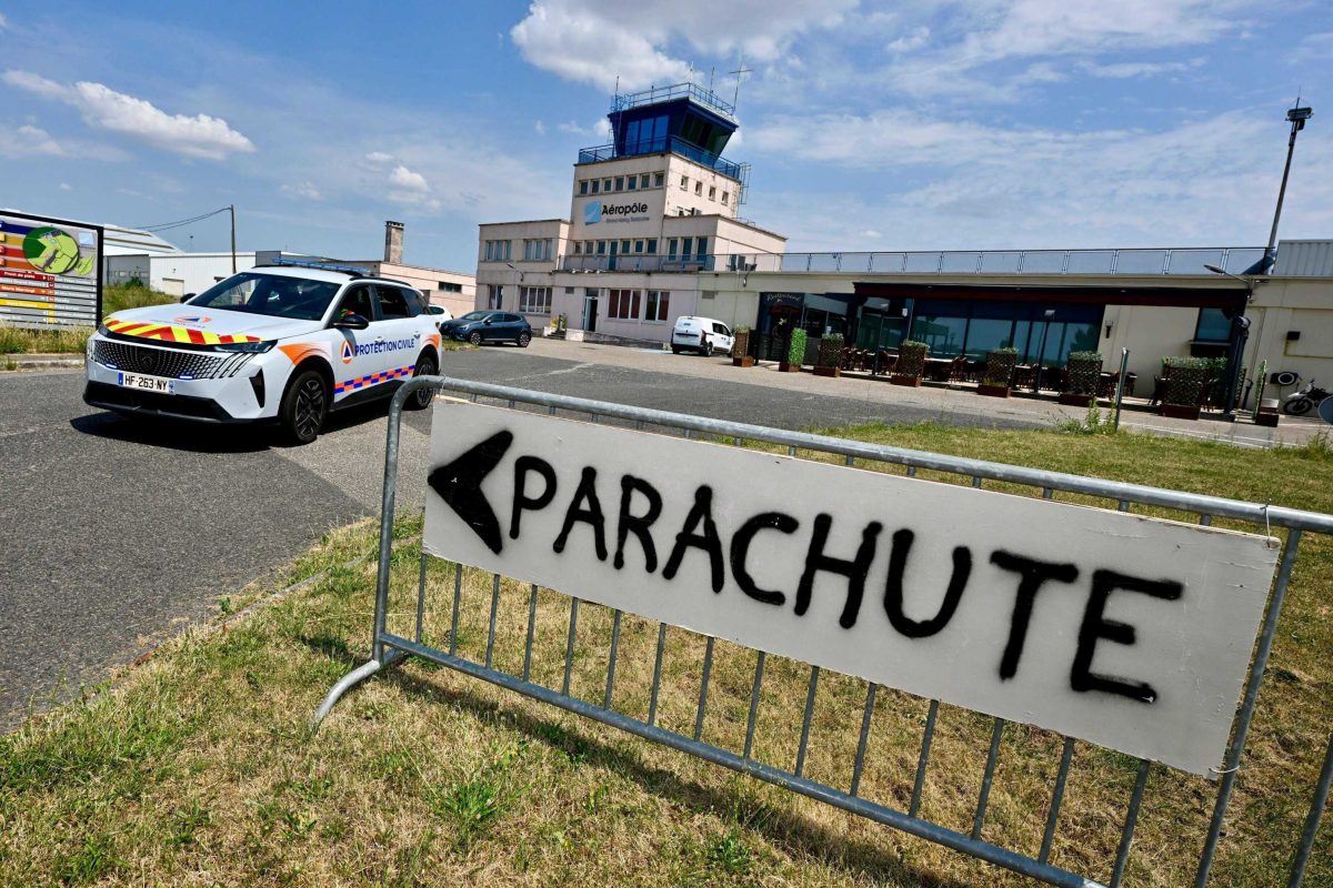 ©PHOTOPQR/L'EST REPUBLICAIN/ALEXANDRE MARCHI ; NANCY ; 28/06/2026 ; Un avion sest écrasé ce dimanche 28 juin dans la rue Allende, à Tomblaine, une commune de la banlieue de Nancy, vers 11 h. Laccès à la rue a été fermé par la police tandis que dimportants moyens ont été déployés par les pompiers rapidement sur les lieux. Lavion sest crashé à proximité dhabitations, sur un terrain en herbe, le long dune route. Lavion aurait transporté un groupe de personnes pour un baptême de parachutisme. Le bilan des victimes pourrait être important. Laéropôle du Grand Nancy Tomblaine d'où est parti l'avion et l'indication du club de parachutisme A plane crashed around 11 a.m. this Sunday, June 28, on Rue Allende in Tomblaine, a suburb of Nancy. Police closed off the street, while firefighters rapidly deployed significant resources to the scene. The aircraft crashed onto a grassy area alongside a road, near residential homes. It was reportedly carrying a group of people for a first-time skydiving experience. The casualty toll could be high. The Grand Nancy Tomblaine Aeropole, where the plane took off, and the sign for the parachuting club.