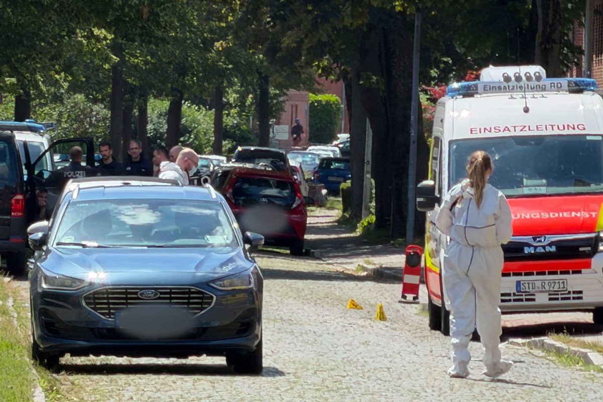 Einsatzkräfte und Spurensicherung stehen auf einer Straße in Stade. In Stade westlich von Hamburg sind mehrere Menschen durch Schüsse gestorben. Zwei Tatverdächtige wurden festgenommen, bestätigte ein Polizeisprecher auf dpa-Anfrage.