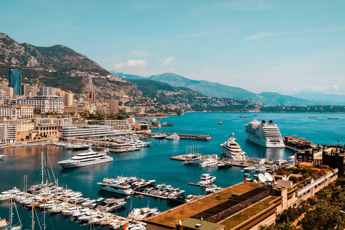 Echtgenote van Oekraïense oligarch is benen kwijt na aanslag in Monaco