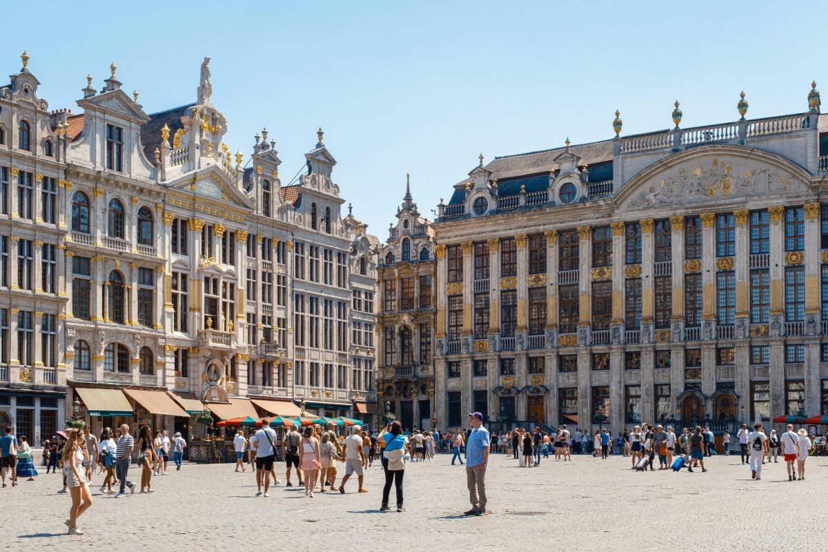 Les influenceurs d’extrême droite affluent de plus en plus à Bruxelles