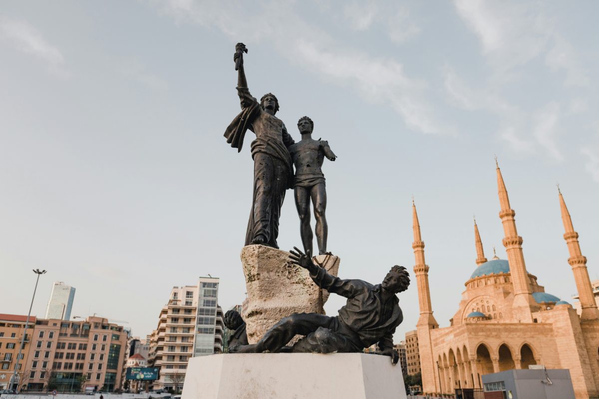 Un violoncelliste joue au milieu des décombres à Beyrouth et devient symbole de résistance face à la guerre