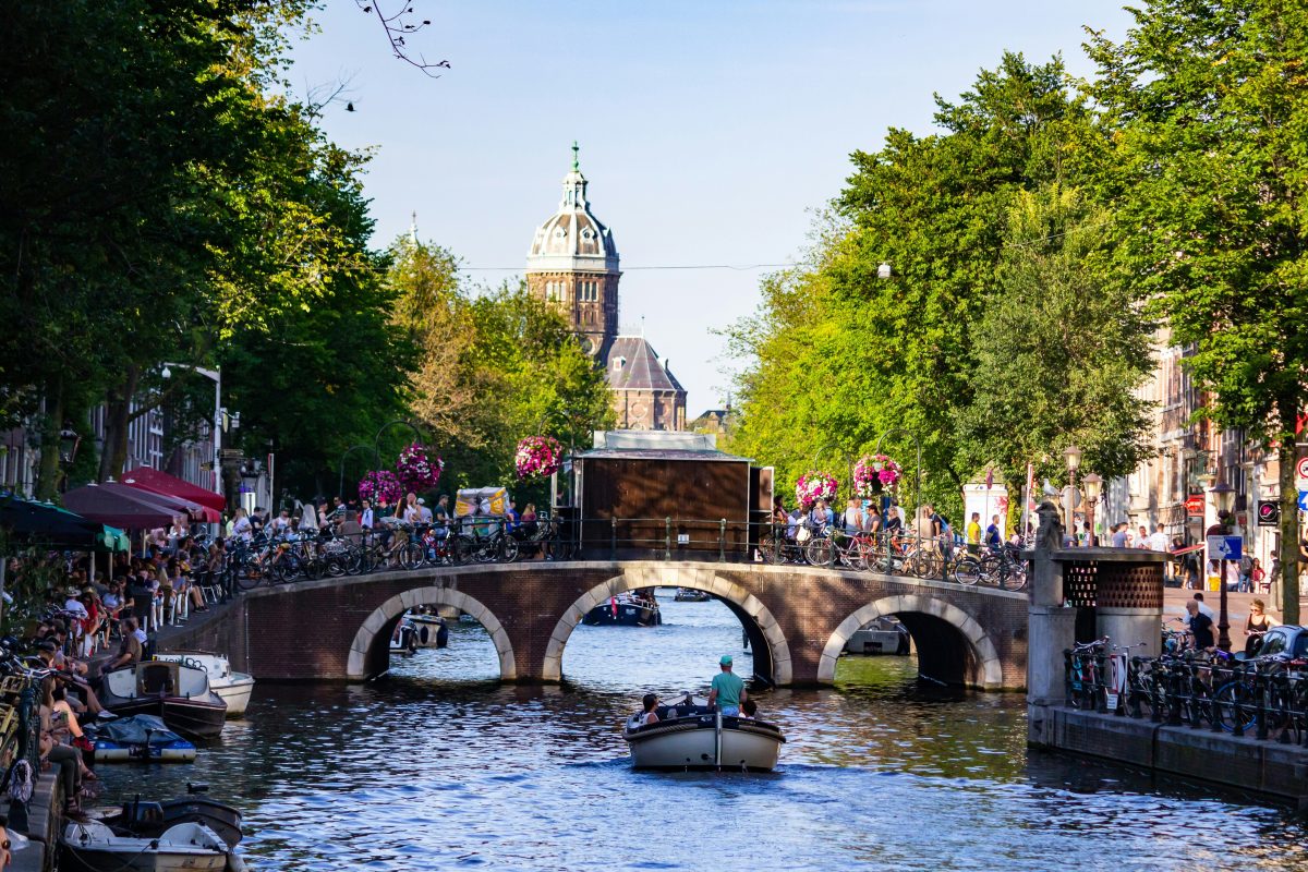 Jongeren bekogelen Amsterdamse rondvaartboten met eieren en waterballonnen