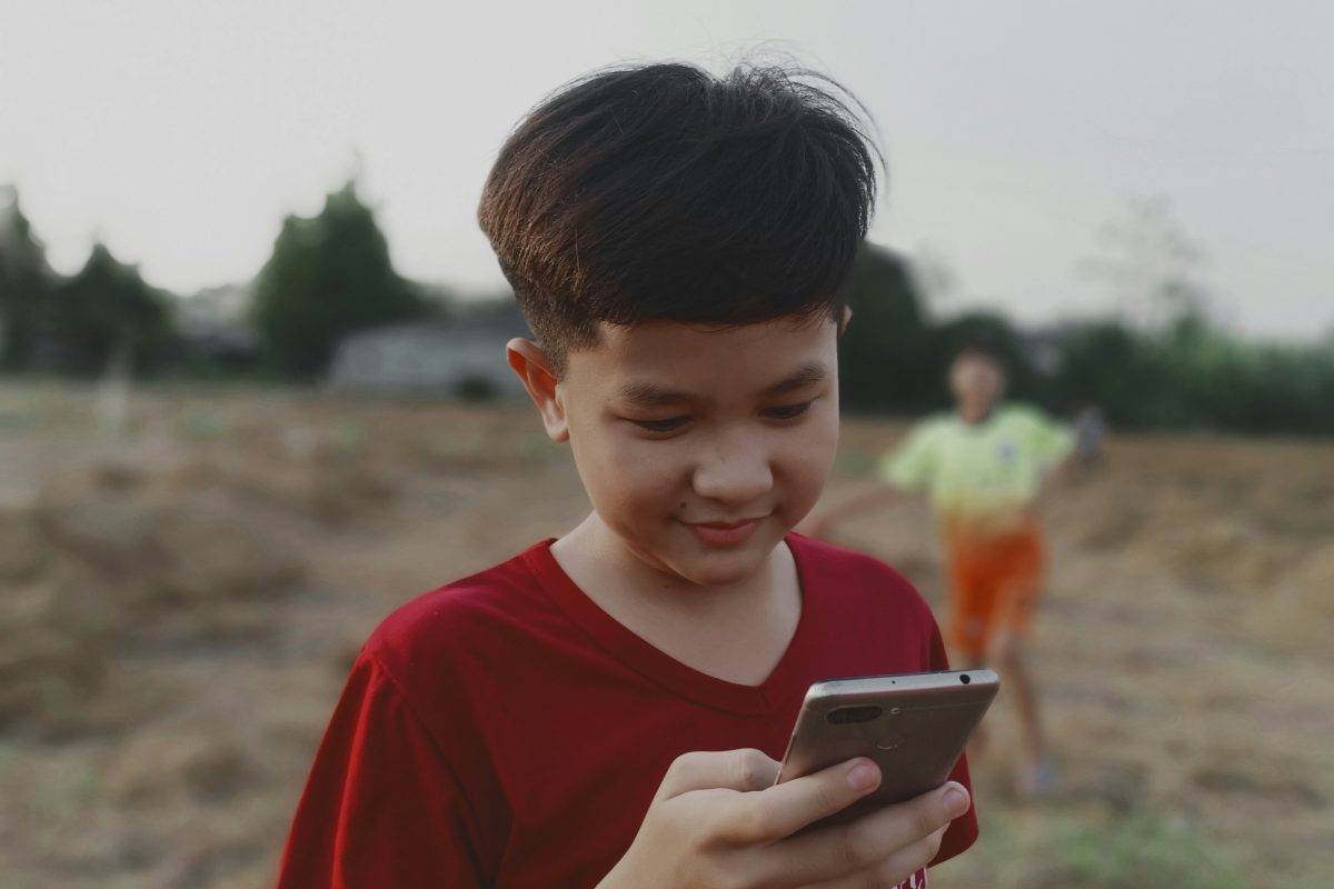 Spanje wil sociale media verbieden voor jongeren onder de 16: “We beschermen jongeren tegen het digitale Wilde Westen”