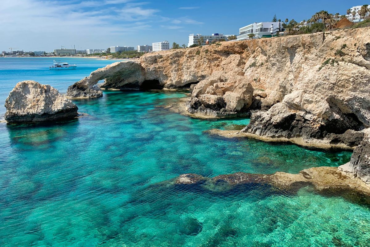 Kind (2) valt uit hotelraam in Cyprus, vader pleit schuldig