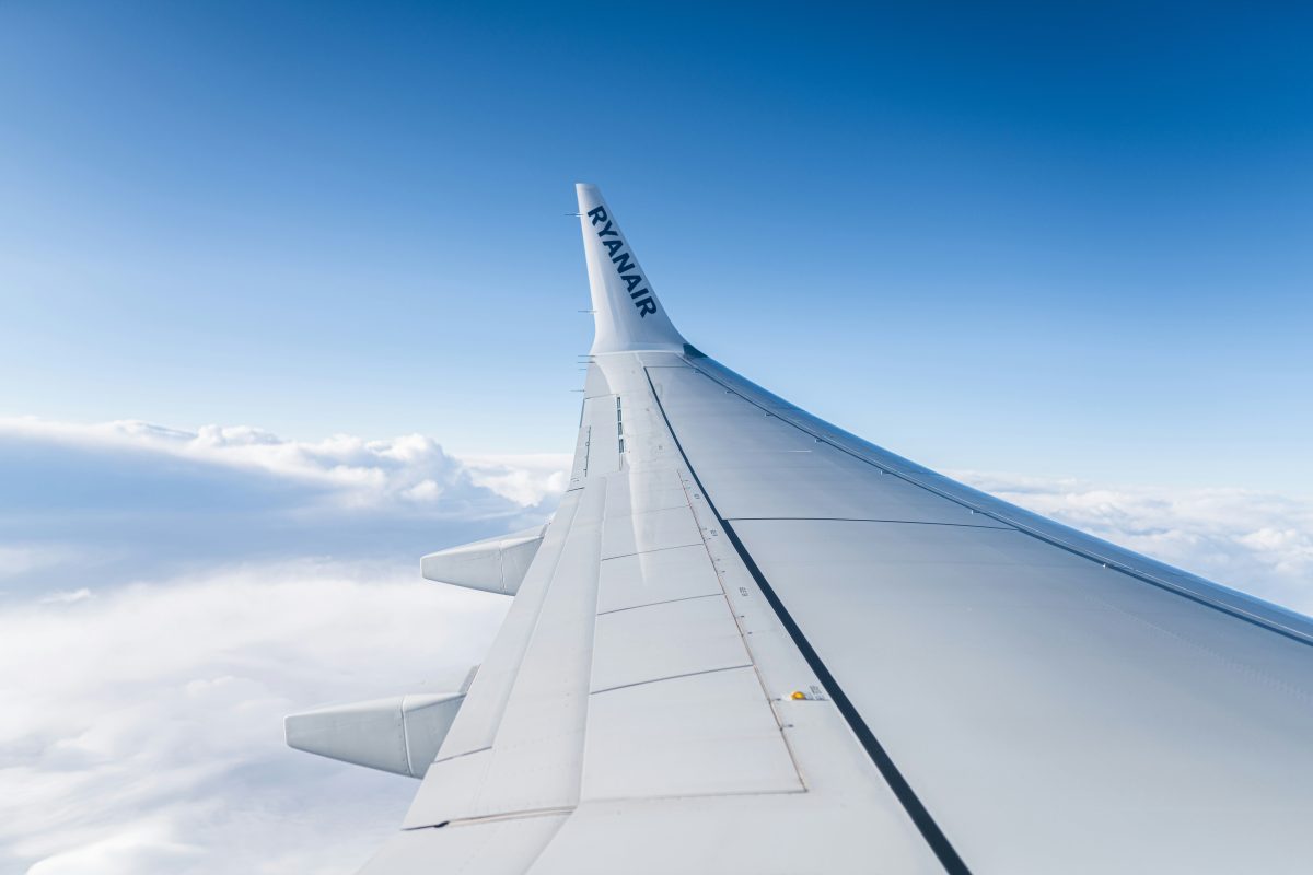 Window breaks on Ryanair flight: passengers drag man back inside