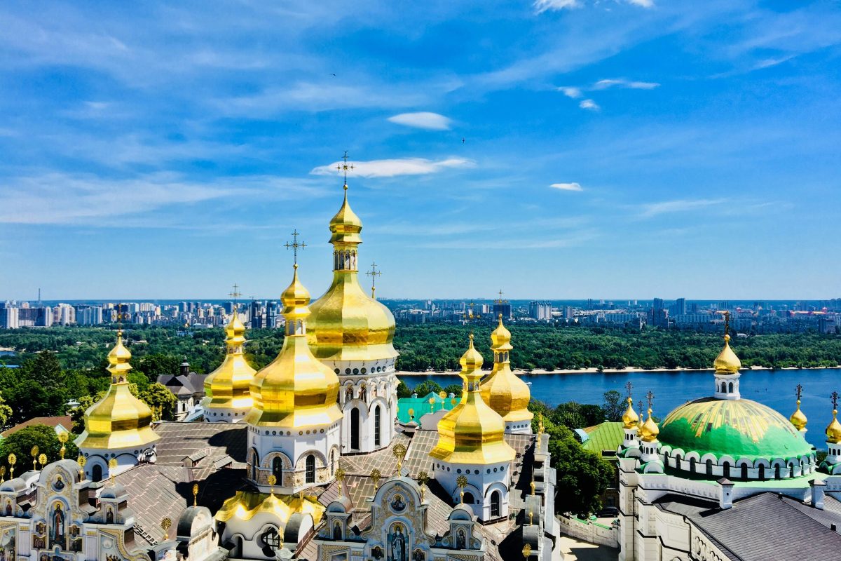 Russische luchtaanval zet 980 jaar oud Werelderfgoed-klooster in brand in Kiev