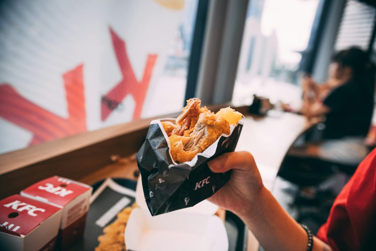 Stinkende kip, beschimmeld vlees en gemanipuleerde houdbaarheidsdata: schandaal bij KFC‑restaurants in Europa