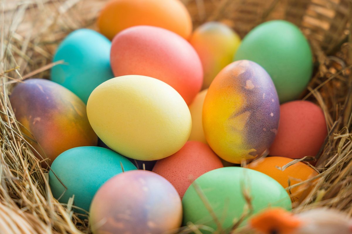 Gekleurde paaseieren met ingrediënten die je al in huis hebt: de natuurlijke methode die je nog niet kende