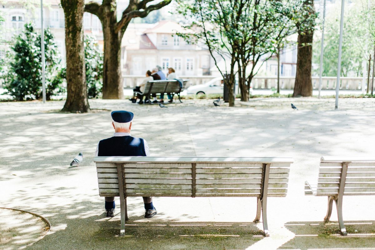 Anti-eenzaamheidsbankjes: in Britse parken komen ‘bonding benches’ om contacten en vriendschappen te creëren