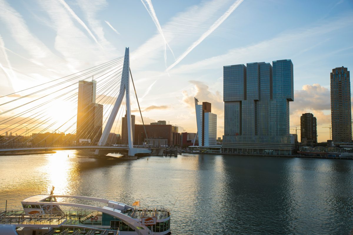 Man zit twee uur gekneld in vuilniswagen in Rotterdam
