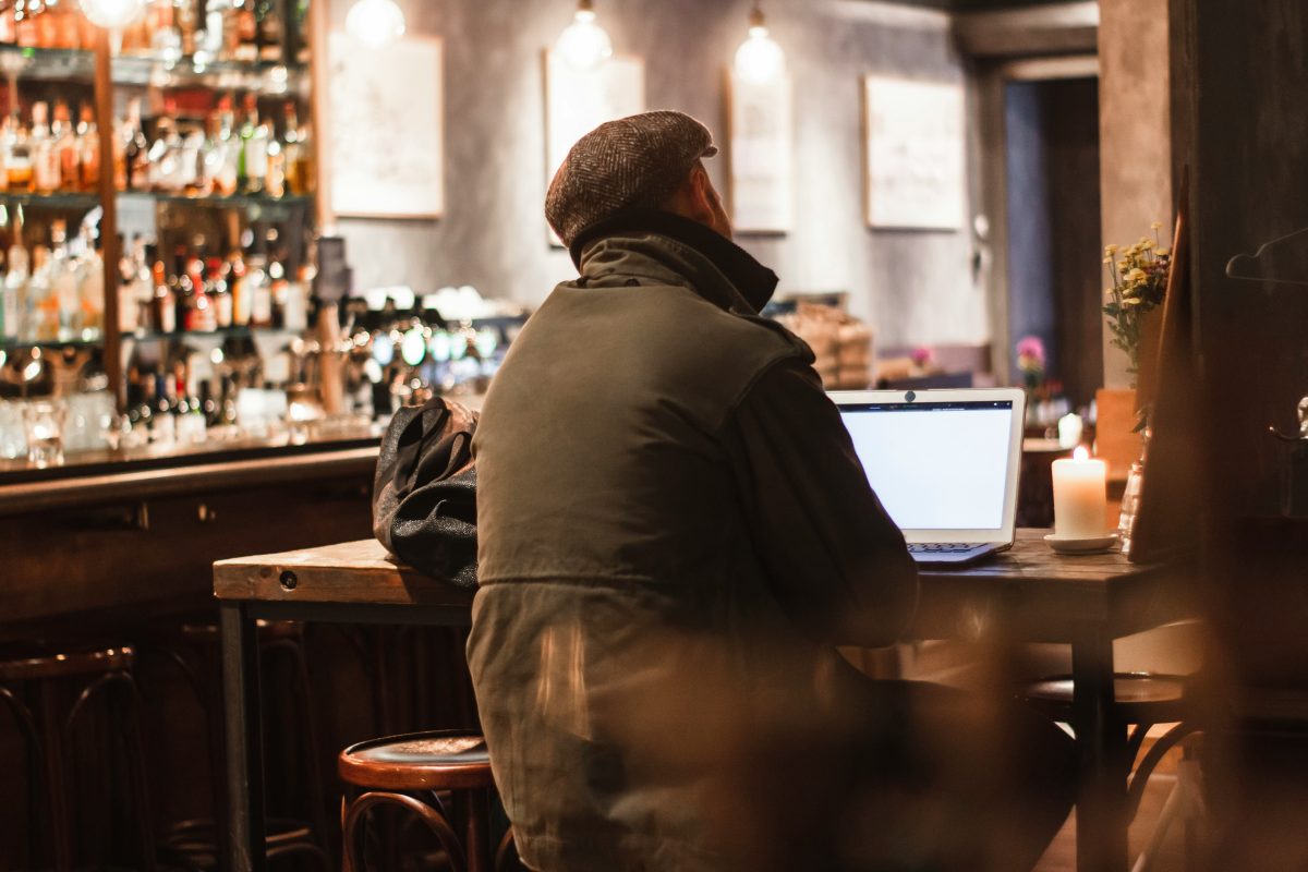 Meer dan 40 uur per week werken kan invloed hebben op hoeveel alcohol je drinkt