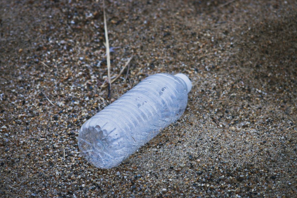 Les microplastiques contaminent de plus en plus nos organismes et l’eau en bouteille est l’une des principales voies de contamination