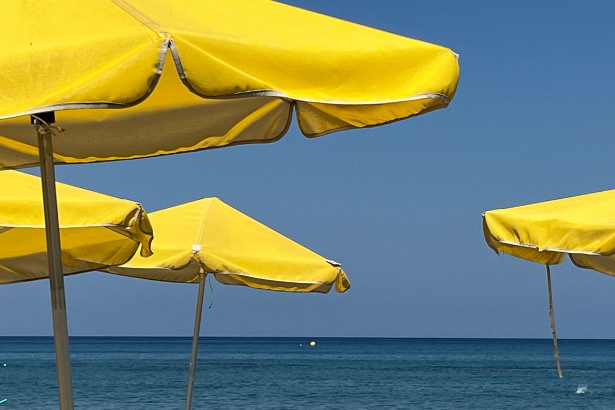 Strijd tegen massatoerisme: parasols verboden voor mensen tussen 10 en 65 jaar