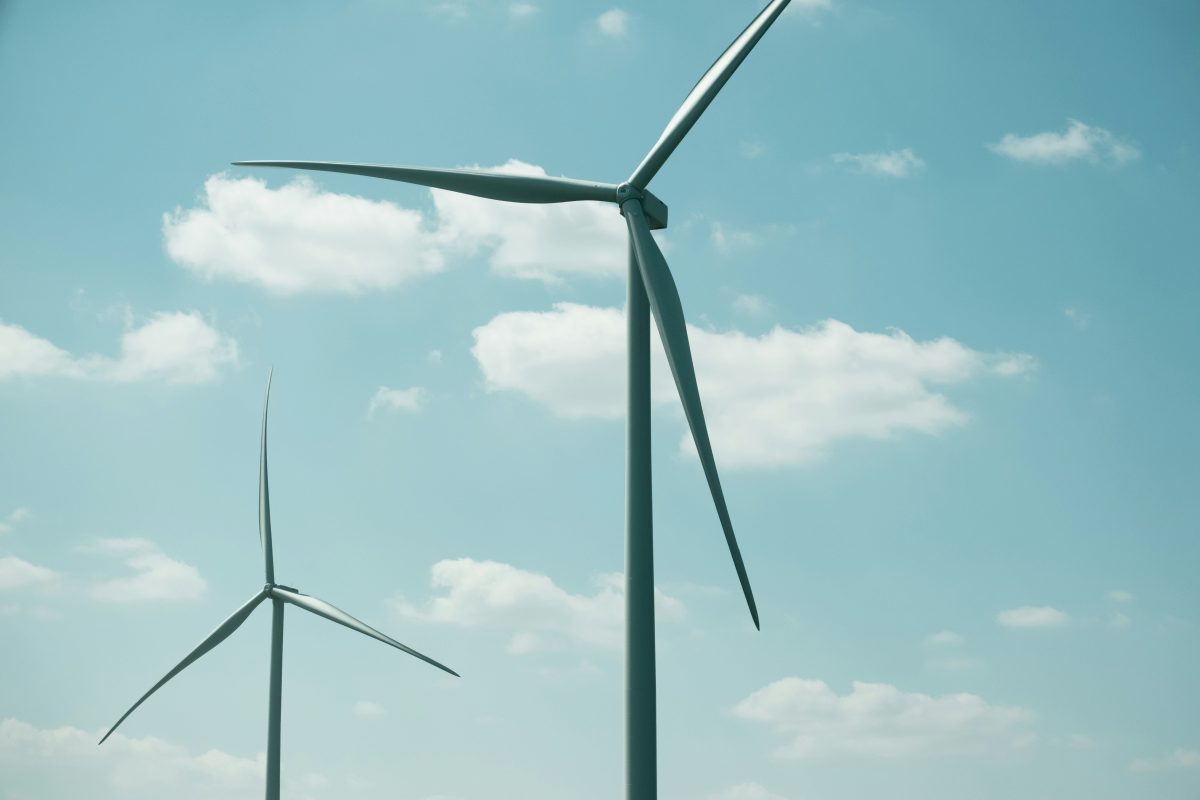 De l’électricité gratuite les jours de grand vent : le plan du Royaume‑Uni pour ne plus arrêter les éoliennes