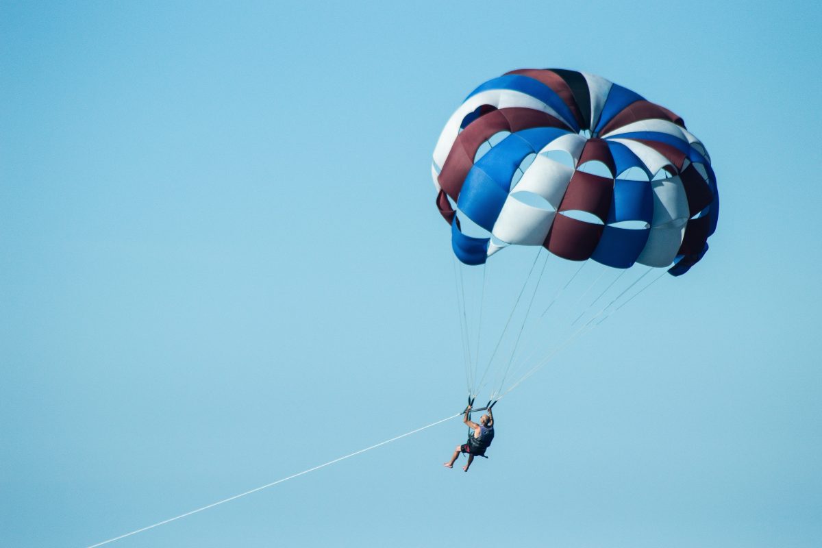 Parasailing goes wrong: father and daughter crash onto the beach