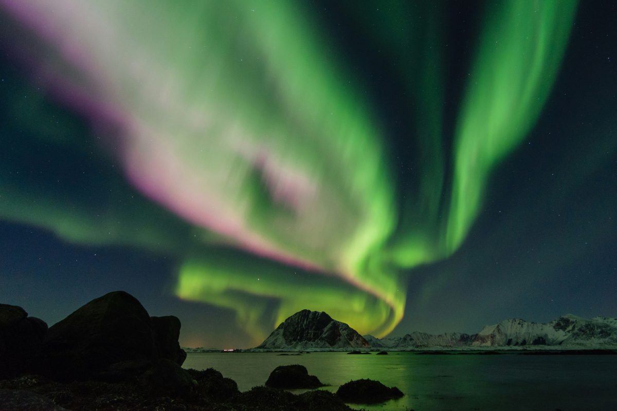 Lofoten-eilanden: het Noorse paradijs boven de poolcirkel dat je in 2026 moet bezoeken om het noorderlicht en de middernachtzon te bewonderen